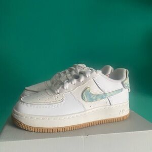 Kids Air Force 1/1 low white bleached coral gum with replaceable swoosh Sz 3.5y